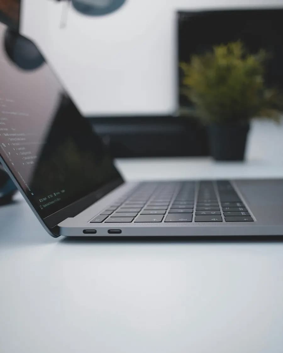 Laptop abierta sobre un escritorio de trabajo